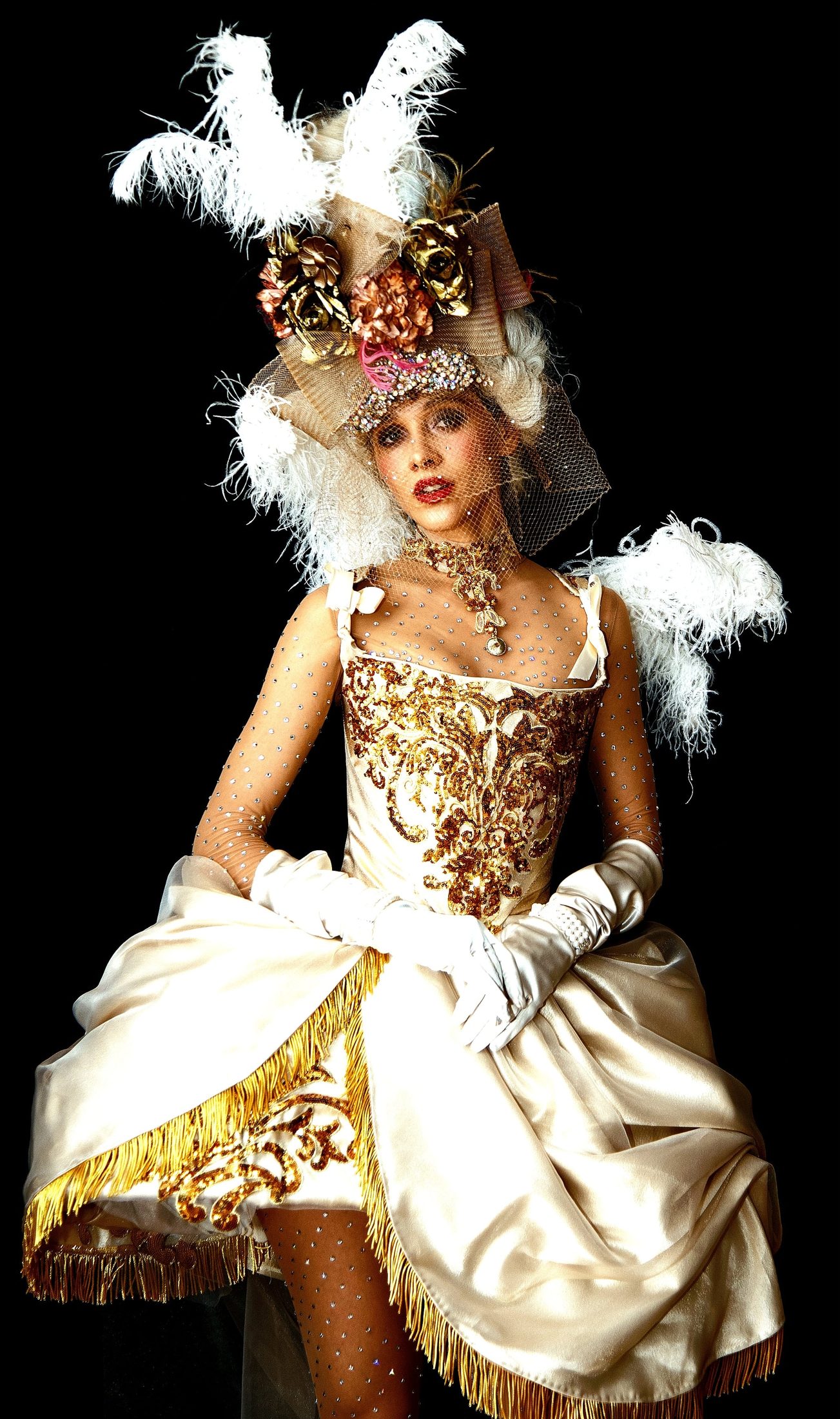 Costume di scena con copricapo di piume e fiori, evento Meraviglioso al Palazzo del Ghiaccio di Milano