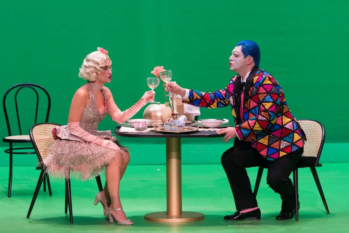 I Pagliacci al Teatro Carlo Felice di Genova 2021: Colombina (Serena Gamberoni) e Arlecchino (Matteo Falcier). Foto Anna Gugliandolo